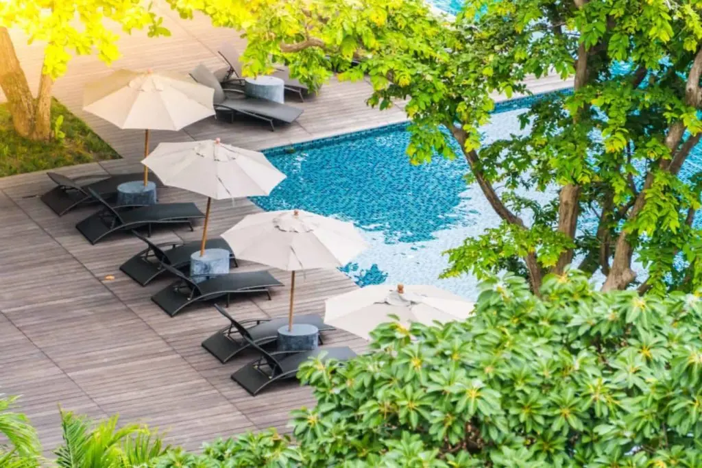 Hotellpool med utsikt