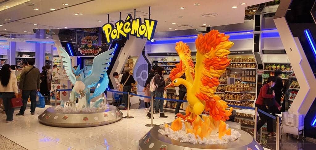 Pokemon stayer framför butiksentree.