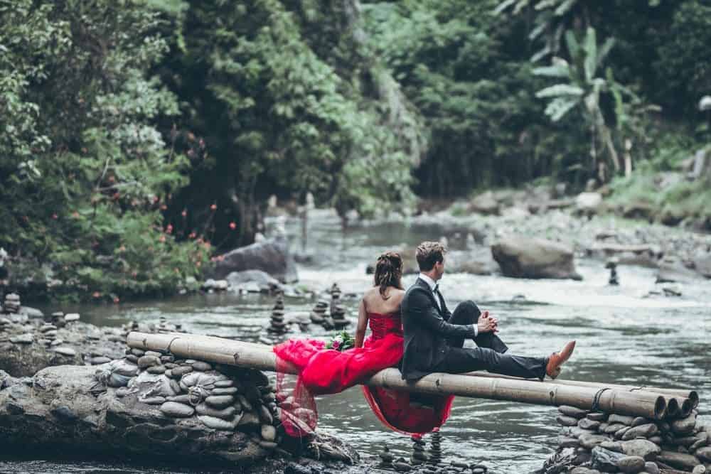 Gift par på bambu bro.