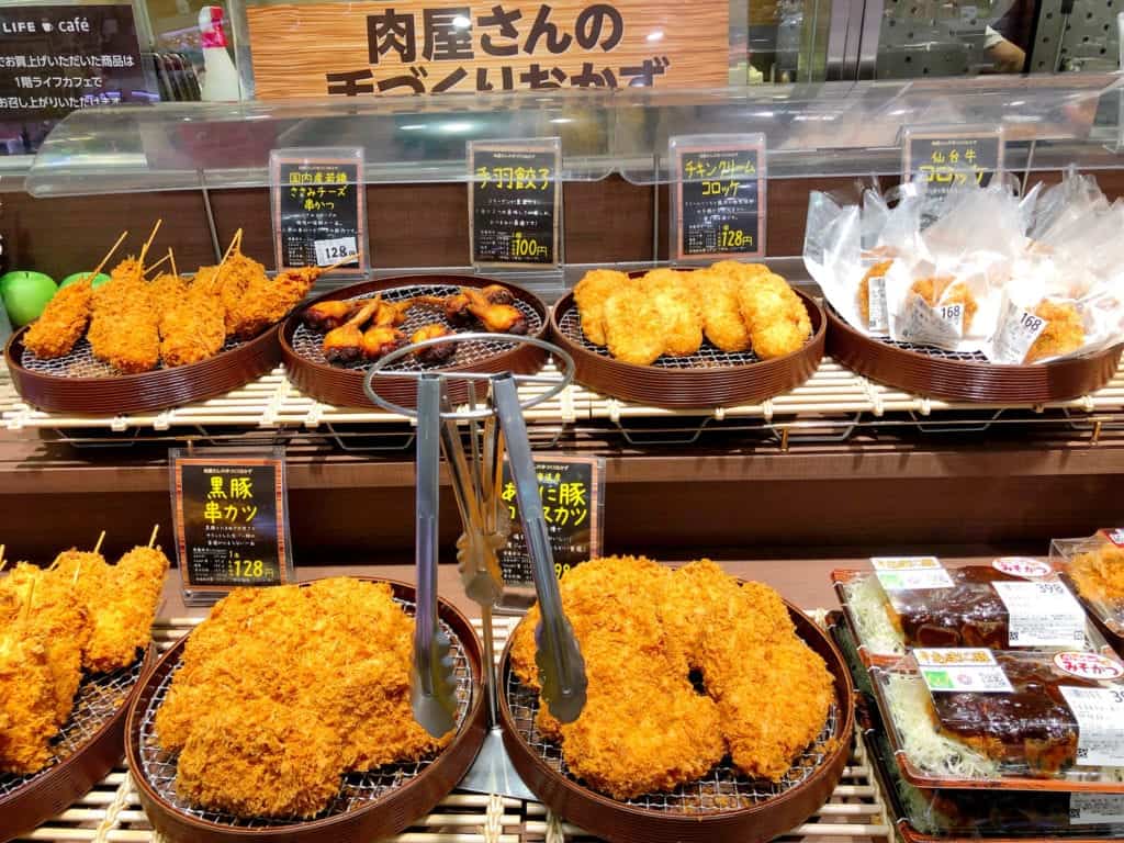 Bricka med karaage kyckling Japan.