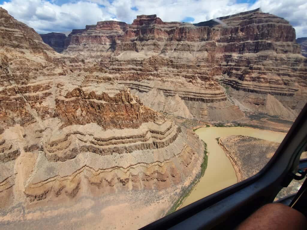 Kanal under grand canyon från helikopter.