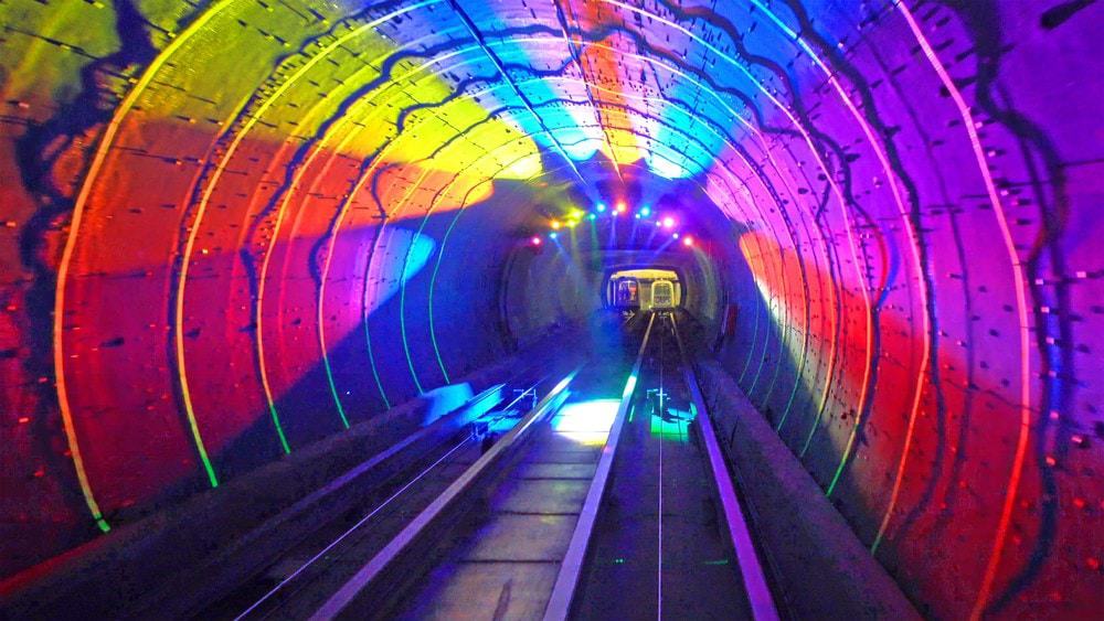 Färgglad tunnel i regnbågens färger.
