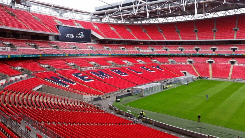 Wembley text i röda stolar.