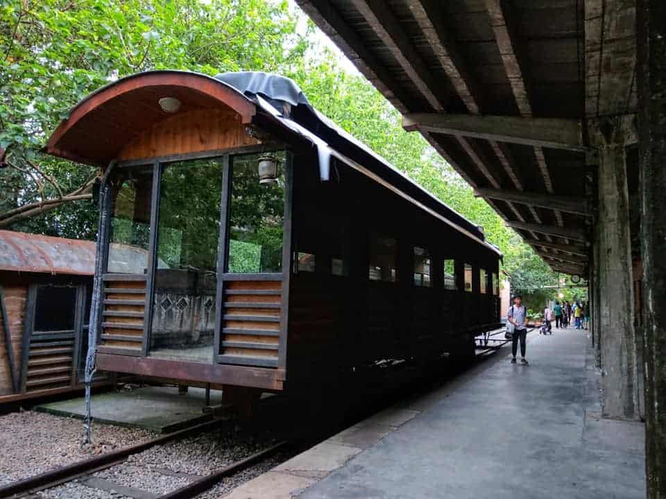Tågmuseum med trävagn.