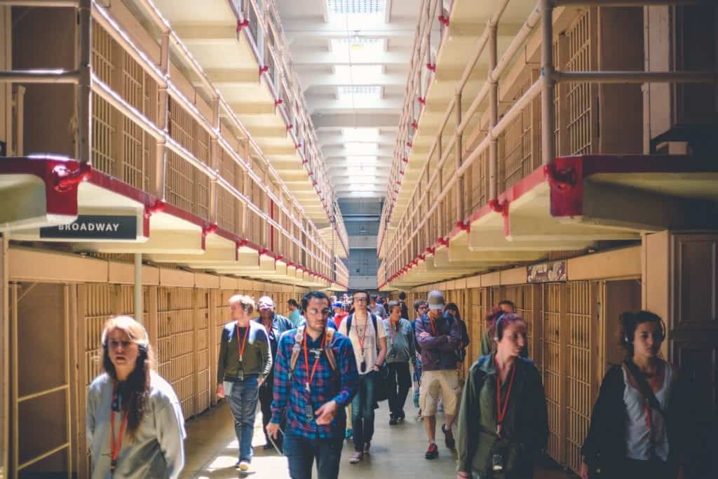 Turister vandrar i fängelse.