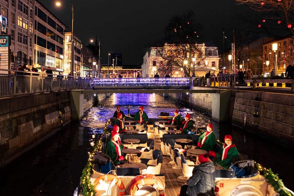 Paddan with people in Götegors canals during winter.