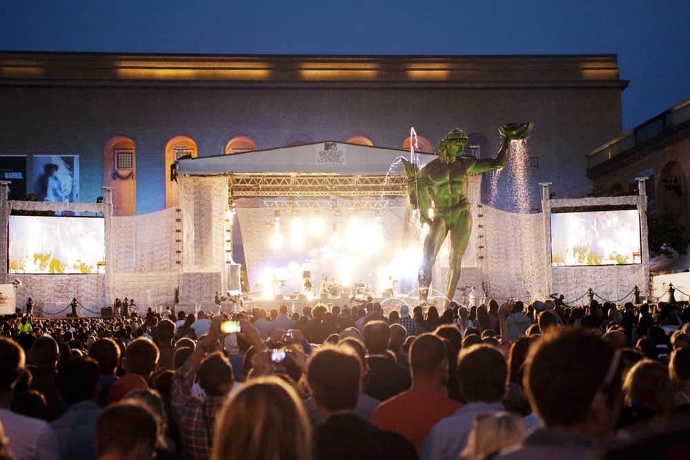 People watcvhing artists on stage during Göteborgs Festivalen.
