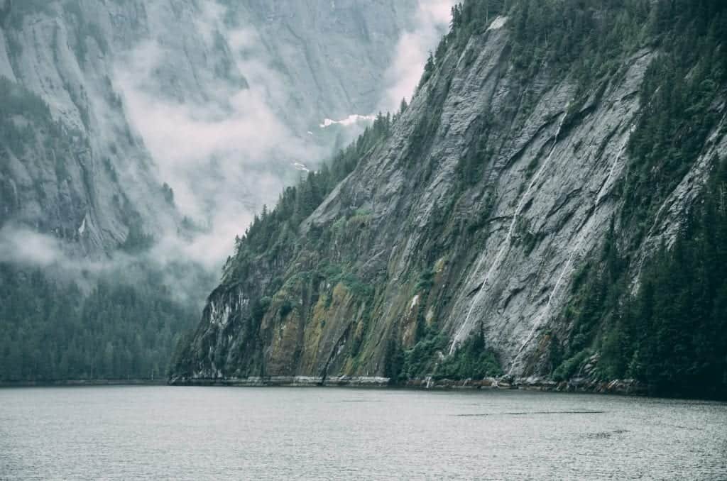 Branta klippor mot en fjord.