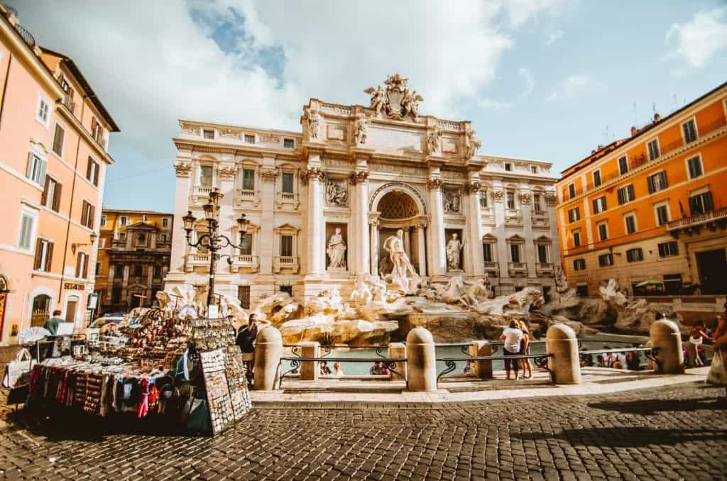 Litet marknad framför en stor fontän i Rom.