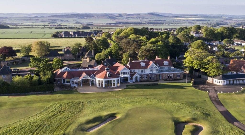 Aerial view over the clubhouse and course at Muirfield Golf Club in Skottland.