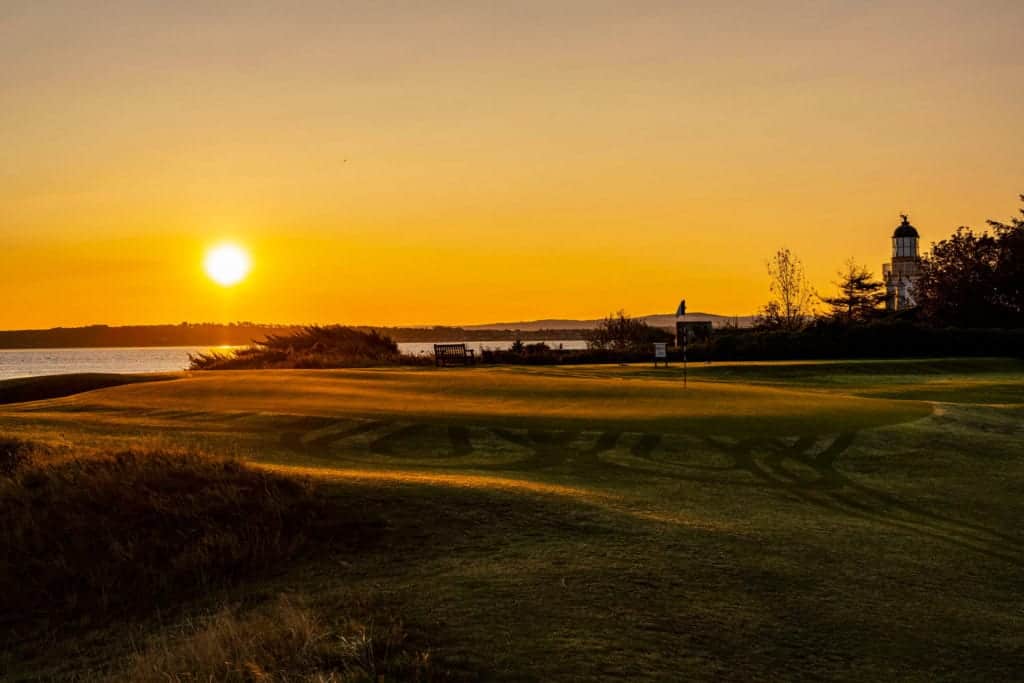 Sunset and ocean view from the green at Fortrose Rosemarkie Golf Club in Skottland.