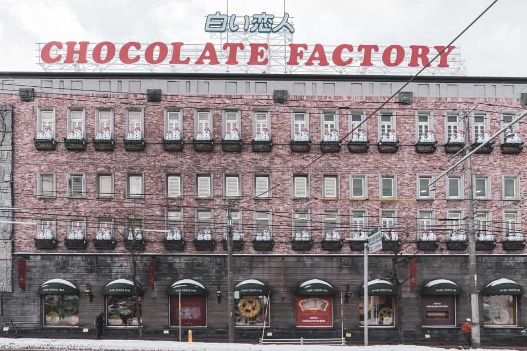 Ishiya chokladfabrik med snögubbar på balkongen.