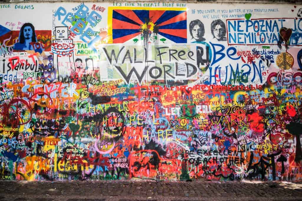 Lennon väggen klotter ord färger.