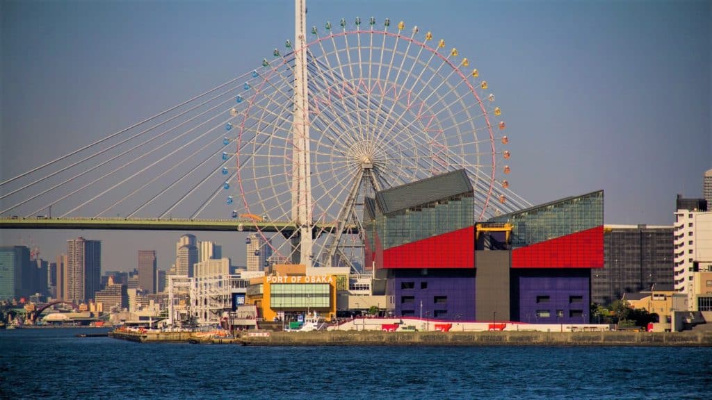 Stort pariserhjul i Osakas hamn.