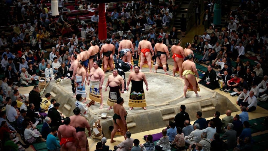 Sumo tävlande står i ring inför turnering.