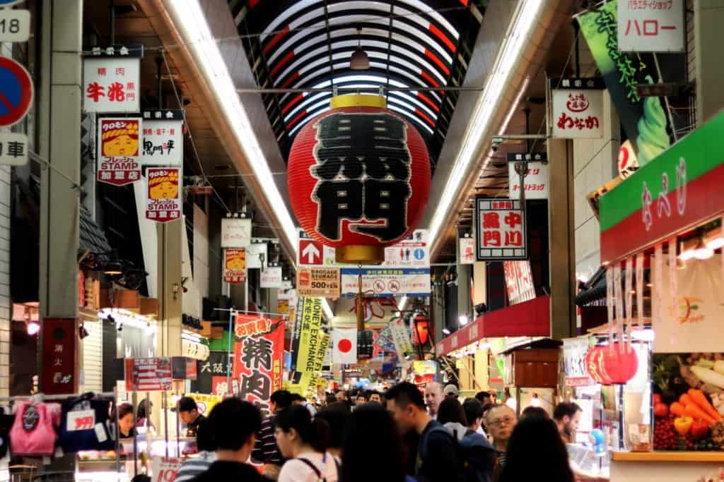 Folk soom handlar inomhus marknad Kobe.
