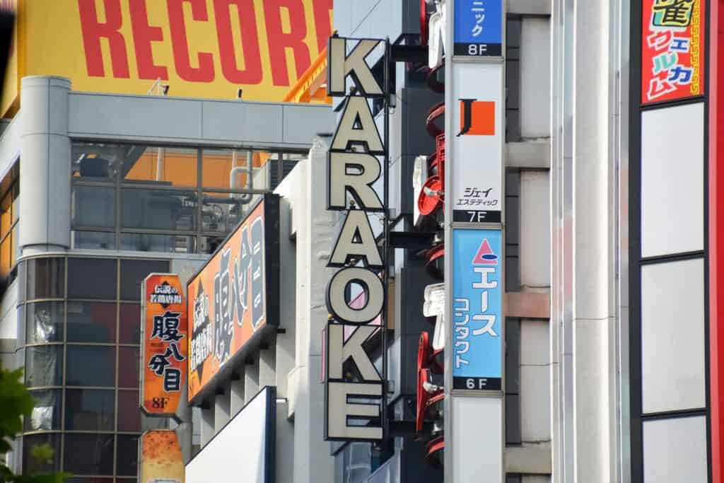 Skylt karaoke bar Japan.