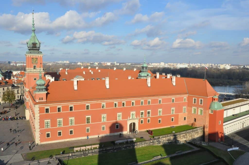 Gammalt slott rött tegel Warszawa.