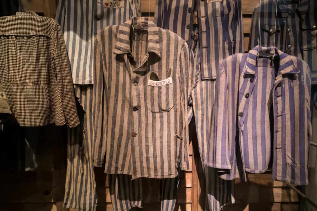 Judiska fängelsekläder från förintelsen koncentrationsläger.