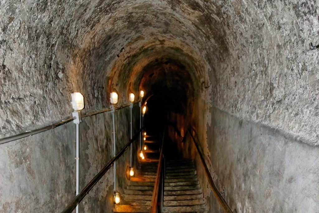 Smala tunnlar under marken i Neapel.