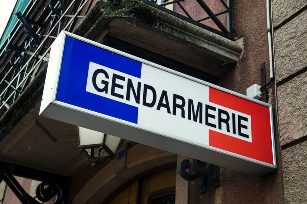 Skylt vägg gendarmerie.