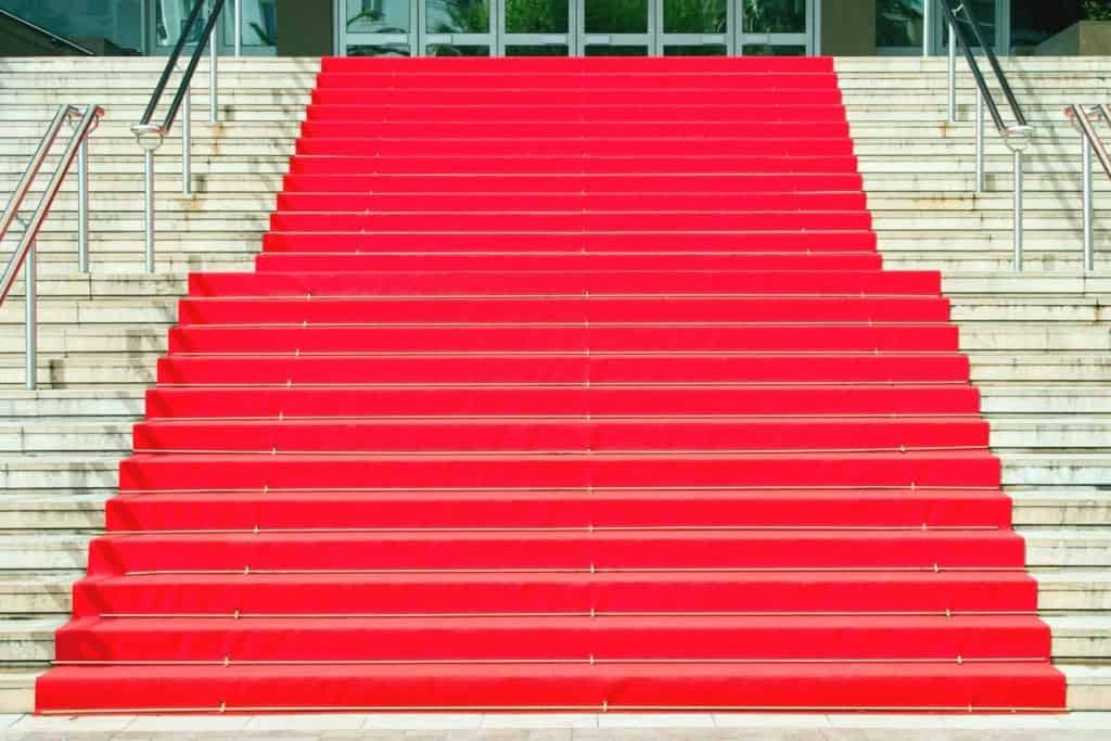 Röd matta trappa.