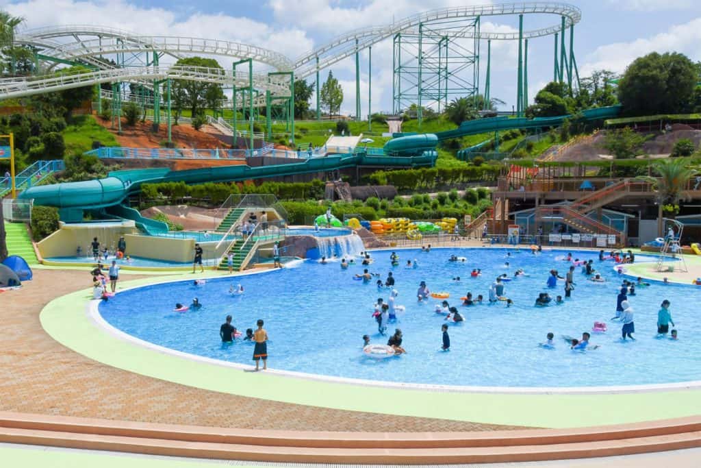 Barn badar nöjespark