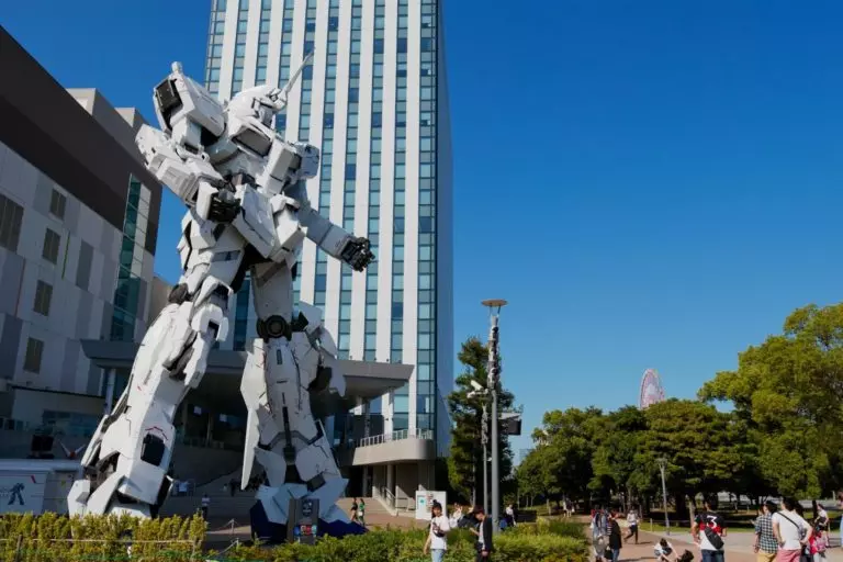 stor gundam staty i Tokyo