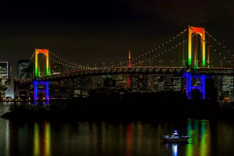 Rainbow bridge belyst