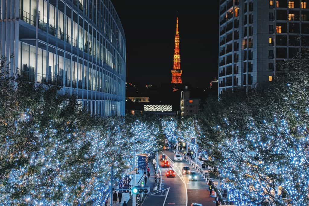 Belysta träd tokyo tower