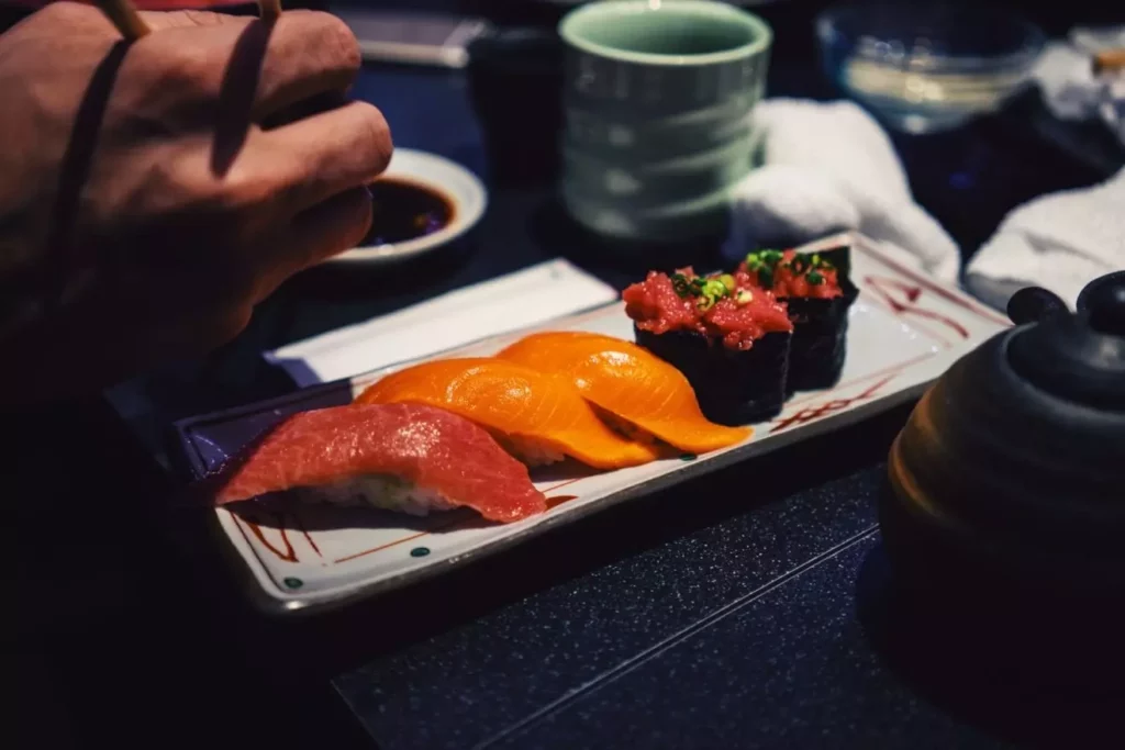 sushi på tallrik
