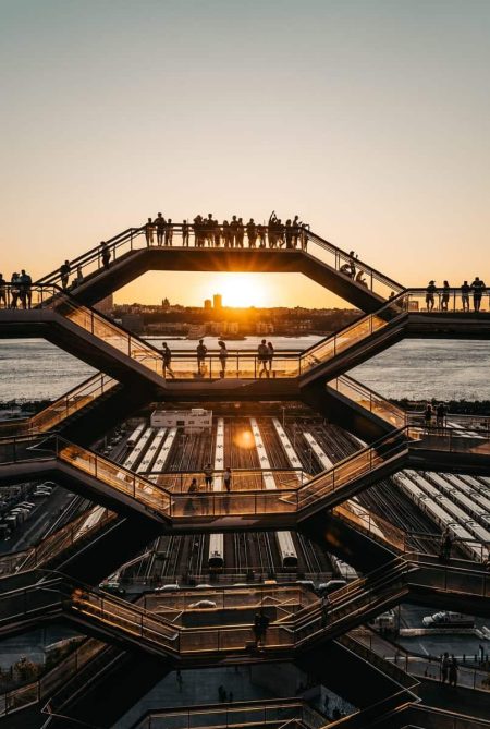 Solen skiner genom trappor.