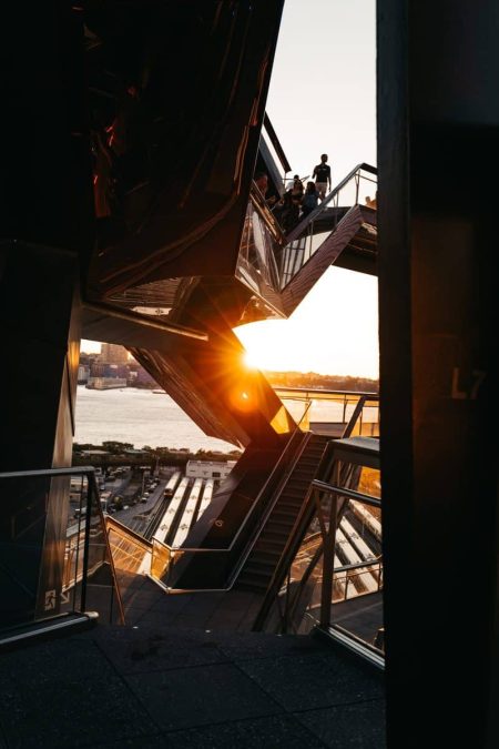 Solen skiner över staty.