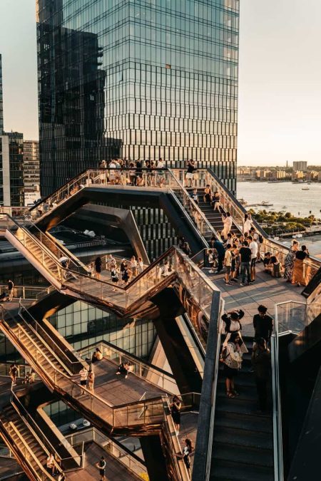 Glada turister fotar havet.